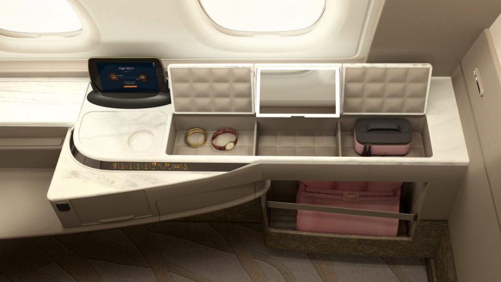 抢先围观新航a380豪华双人床套房舱 因此房间空间更大 不仅每个头等舱